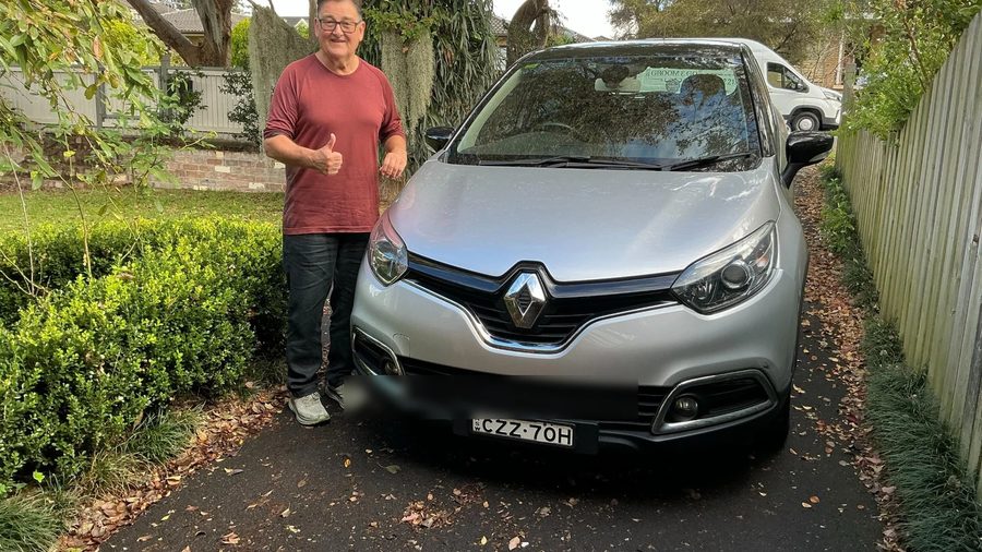Customer with the Renault Captur they sold to CarBuyers